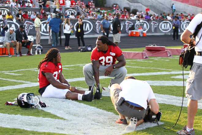 SJ talks with rookie running back Devonta Freeman at the Falcons' Friday Night Lights scrimmage (Falcons photo).